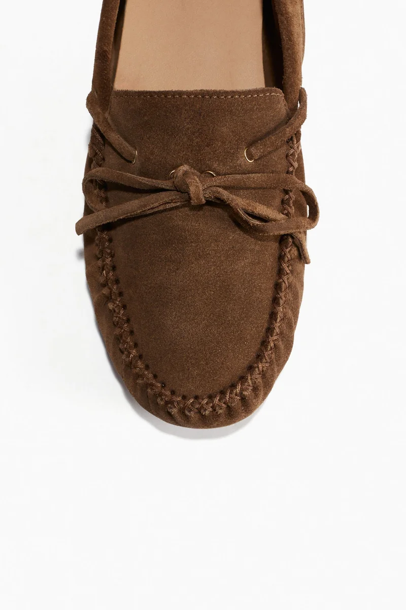 اتش اند ام حذاء درايفر من الجلد السويدي