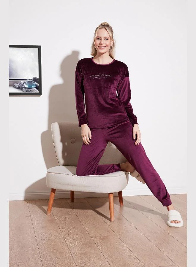 ليلا طقم بيجامة نسائي من فيلفيت ليلا بقصة عادية وملمس ناعم