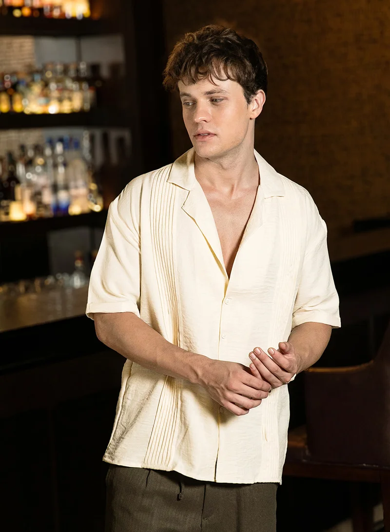 Campus Sutra Campus Sutra Men's Off-White Pleat-Block Oversized Shirt For Casual Wear | Cuban Collar | Short Sleeve | Button Closure | Oversized Shirt Crafted With Comfort Fit For Everyday Wear