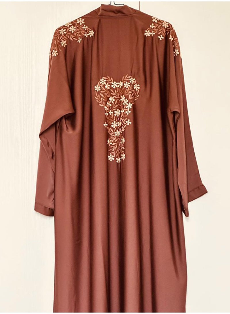 عباية نسائية مطرزة مفتوحة من الأمام - عباية ندى رومانسية فاخرة بلون بني بنفسجي، مطرزة بتطريزات زهرية أنيقة على الظهر والكتفين، فستان إسلامي محتشم طويل، عباية أنيقة على طراز دبي مناسبة للعيد، رمضان، العمرة، الصلاة والمناسبات الخاصة. - Image 3
