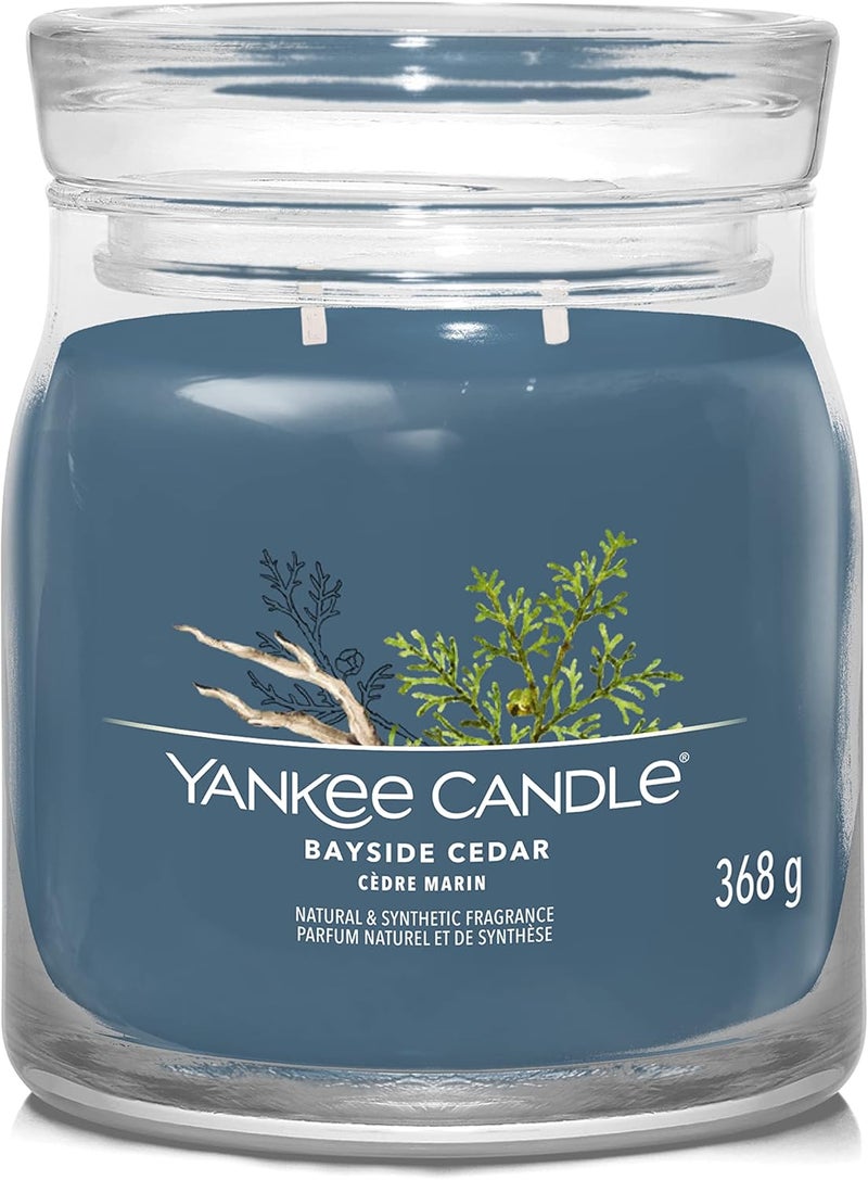 YANKEE CANDLE شمعة عطرية في جرة موقعة - 368 جرام | جرة م بايسايد سيدر - شمعة معطرة | شمعة ذات فتيلين - Image 1