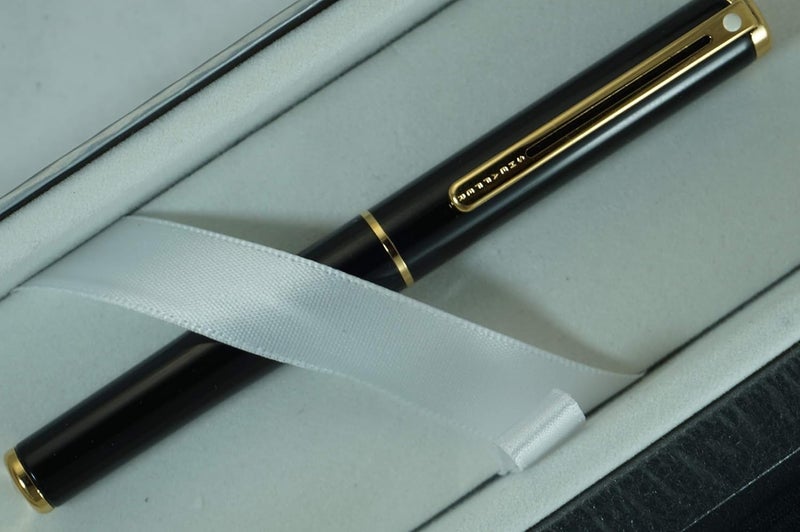 SHEAFFER قلم حبر سائل شيفر مصنوع في الولايات المتحدة الأمريكية كروس مدمج 9002 أسود لامع مع تفاصيل ذهبية 22 قيراط وقلم رفيع متوسط - Image 1
