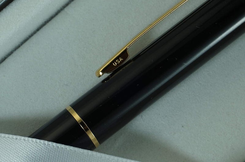 SHEAFFER قلم حبر سائل شيفر مصنوع في الولايات المتحدة الأمريكية كروس مدمج 9002 أسود لامع مع تفاصيل ذهبية 22 قيراط وقلم رفيع متوسط - Image 4