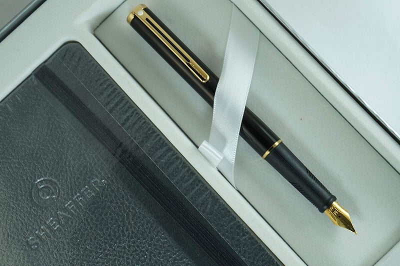 SHEAFFER قلم حبر سائل شيفر مصنوع في الولايات المتحدة الأمريكية كروس مدمج 9002 أسود لامع مع تفاصيل ذهبية 22 قيراط وقلم رفيع متوسط - Image 3