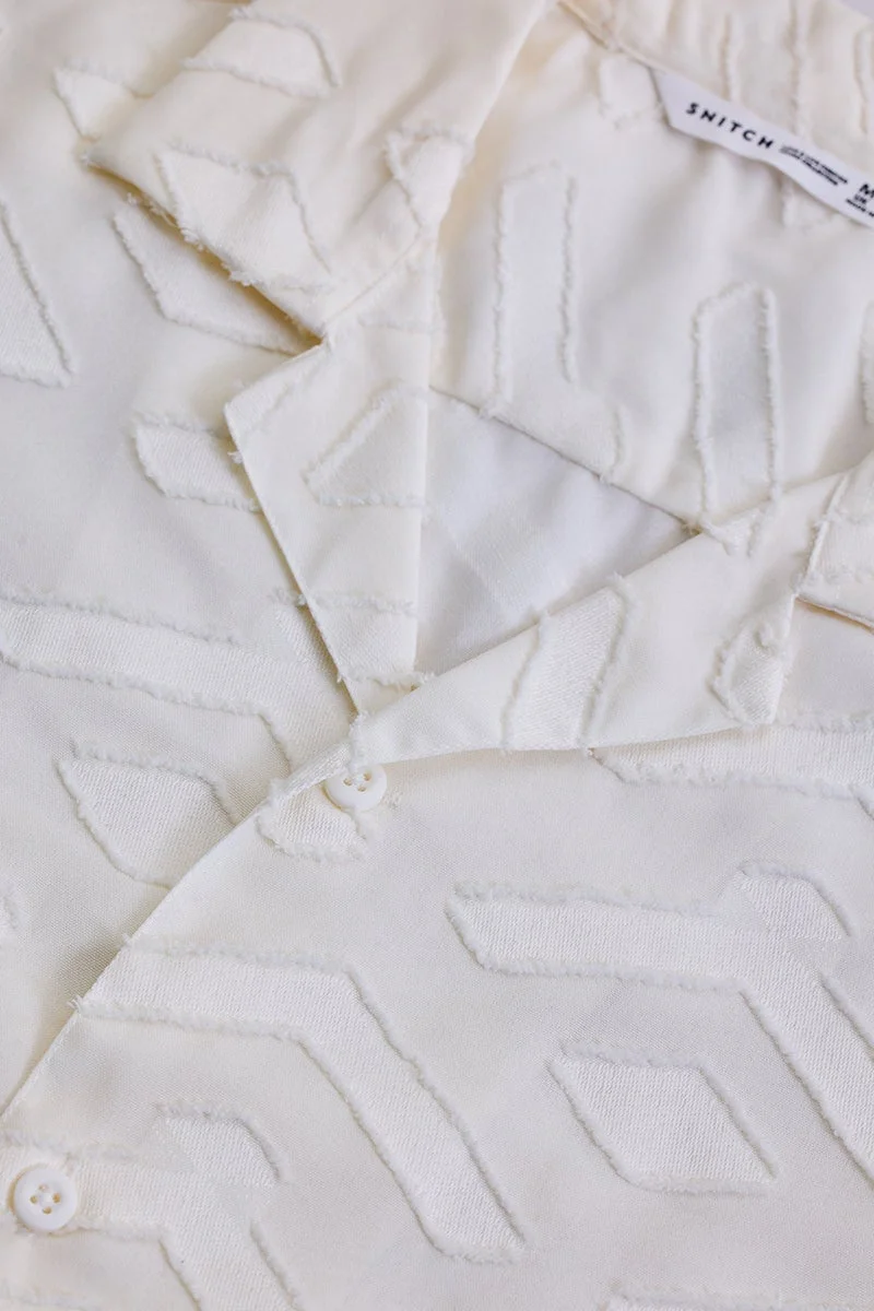 سنيتش قميص أبيض بنقوش هندسية بقصة مستقيمة