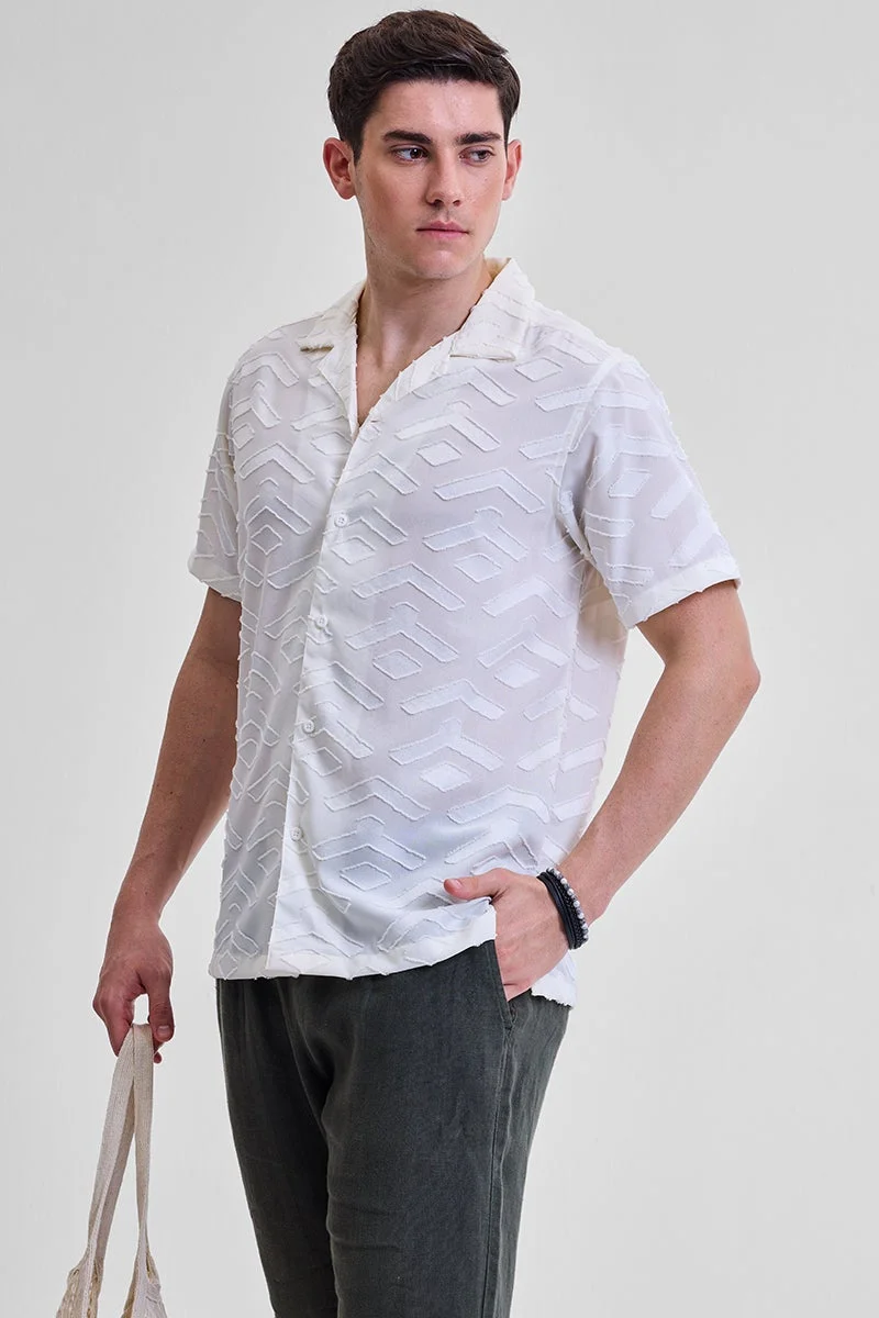سنيتش قميص أبيض بنقوش هندسية بقصة مستقيمة