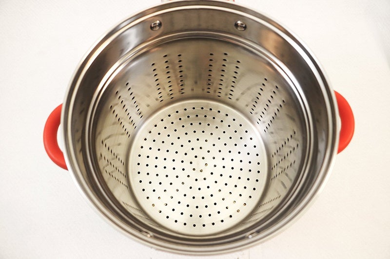 ExcelSteel 8 Qt Multifunction Stainless Steel Pasta Cooker with Encapsulated Base, Vented Glass Lid, and Riveted Silicone Covered Handles - Image 4