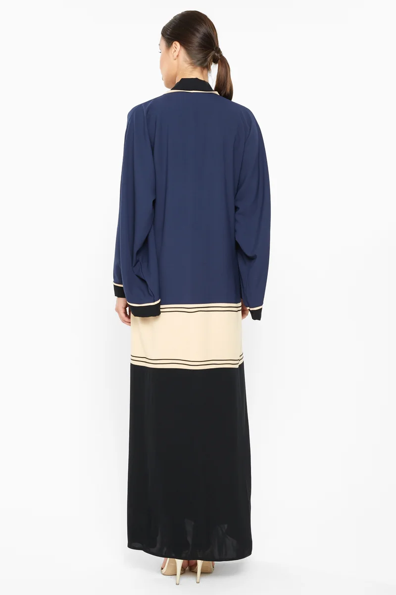 النخبة A classic tricolored cross cut abaya with stripe detailing by the closure and sleeves-AJ661A