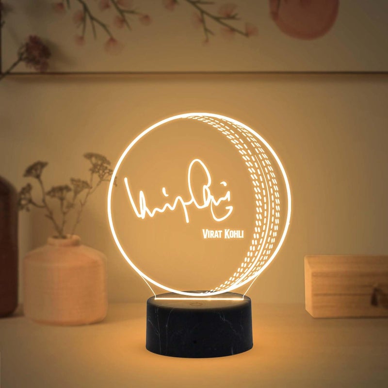 GIFTMEBAZAR هدية لي بازار كرة كريكيت ثلاثية الأبعاد مع توقيع لاعب كريكيت مصباح LED ضوء دافئ أبيض هدية ذات طابع كريكيت لعشاق الرياضة هدية عيد ميلاد لعشاق الكريكيت (ضوء بتوقيع فيرات كوهلي) - Image 1