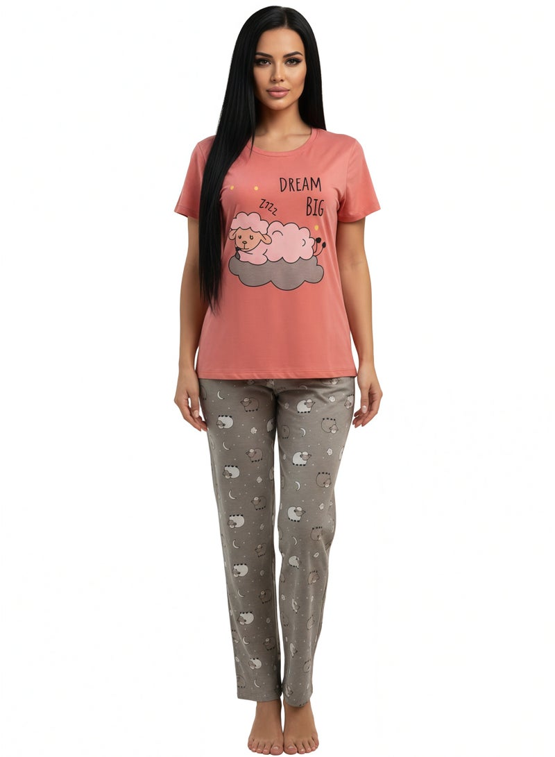 جوانا طقم بيجاما نسائي بطبعة "احلمي بشكل كبير" - قميص بأكمام قصيرة وبنطال طويل، وردي - Image 1