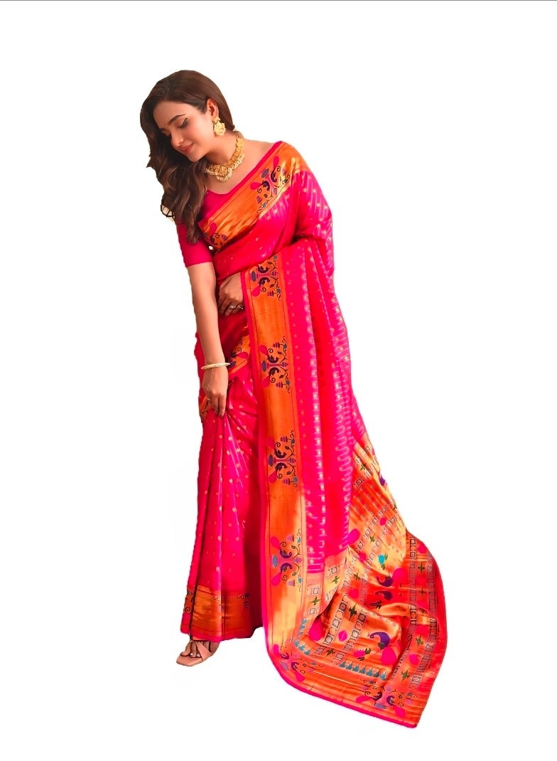 جــرابــمـــا نــتــرا   ساري من الحرير البايثاني الناعم باللون الوردي مع نسج غني على طوله بالكامل وبلوزة غير مخيطة بتصميم بولكا بالإضافة إلى - Image 1