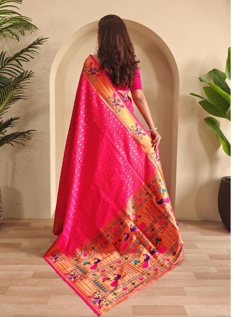 جــرابــمـــا نــتــرا   ساري من الحرير البايثاني الناعم باللون الوردي مع نسج غني على طوله بالكامل وبلوزة غير مخيطة بتصميم بولكا بالإضافة إلى - Image 2