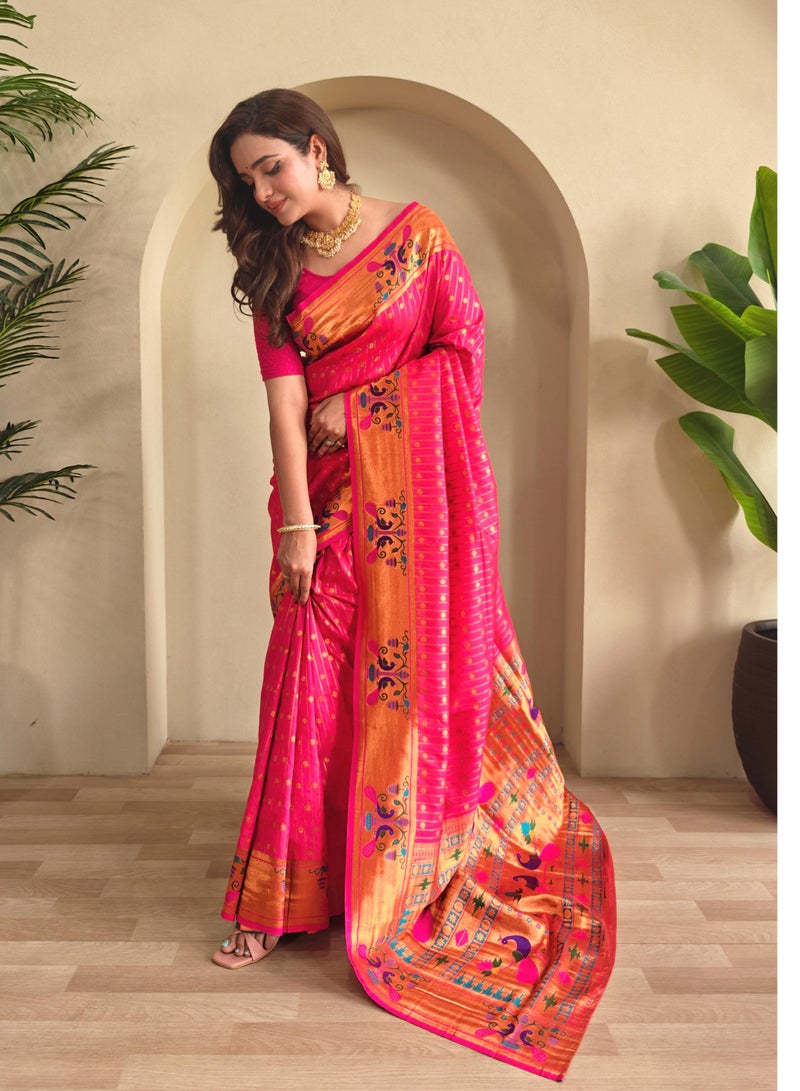 جــرابــمـــا نــتــرا   ساري من الحرير البايثاني الناعم باللون الوردي مع نسج غني على طوله بالكامل وبلوزة غير مخيطة بتصميم بولكا بالإضافة إلى - Image 3