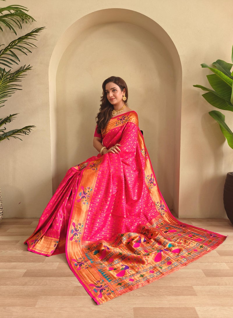 جــرابــمـــا نــتــرا   ساري من الحرير البايثاني الناعم باللون الوردي مع نسج غني على طوله بالكامل وبلوزة غير مخيطة بتصميم بولكا بالإضافة إلى - Image 4