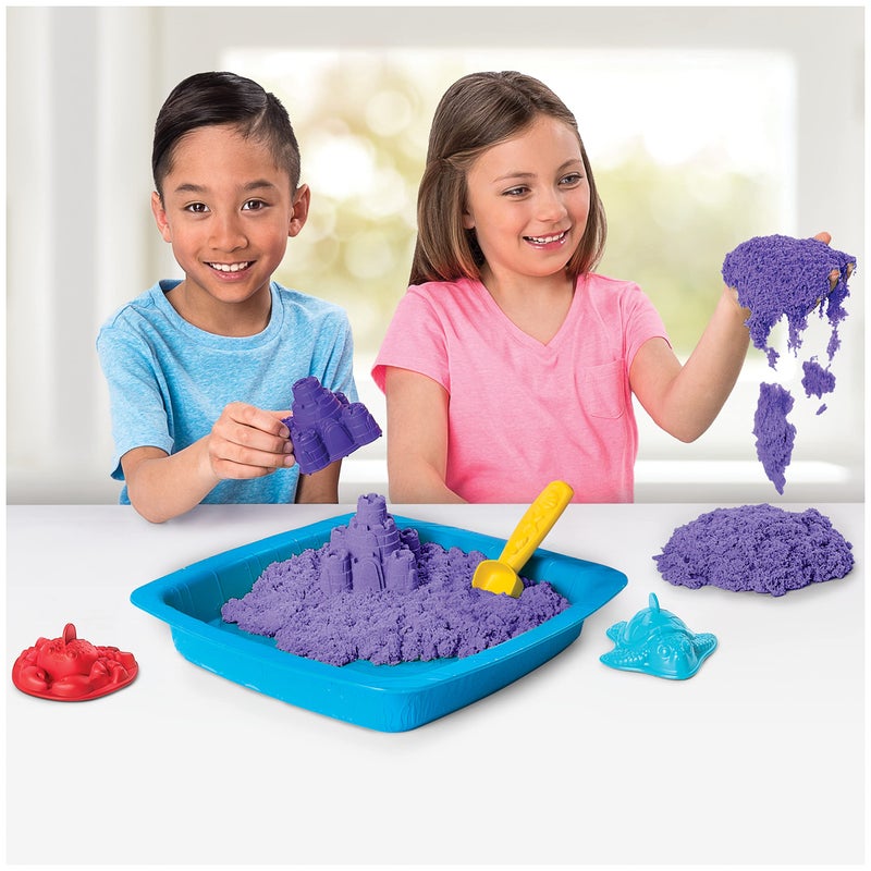 Kinetic Sand مجموعة صندوق الرمل الحركي مع 1 رطل من الرمل الأرجواني و 3 قوالب للأعمار من 3 سنوات وما فوق - Image 3