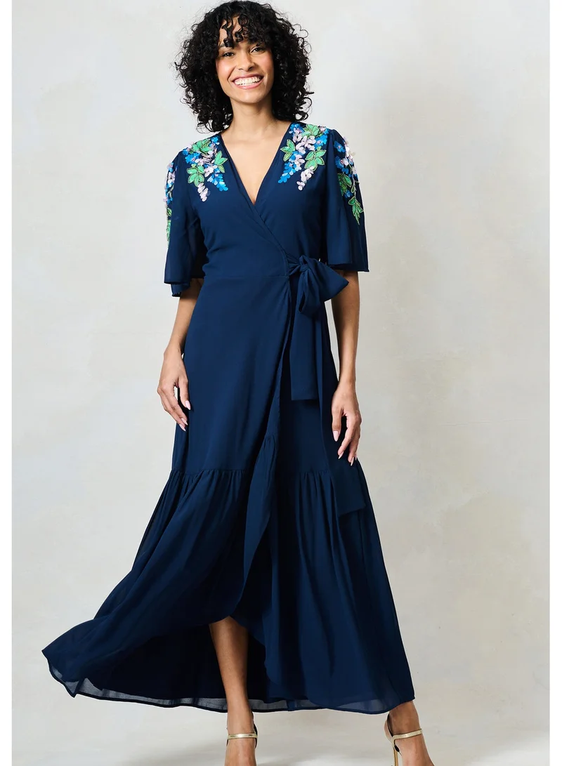 هوب اند ايفي فستان ماكسي ملفوف بأكمام فراشة مزين بحزام خصر