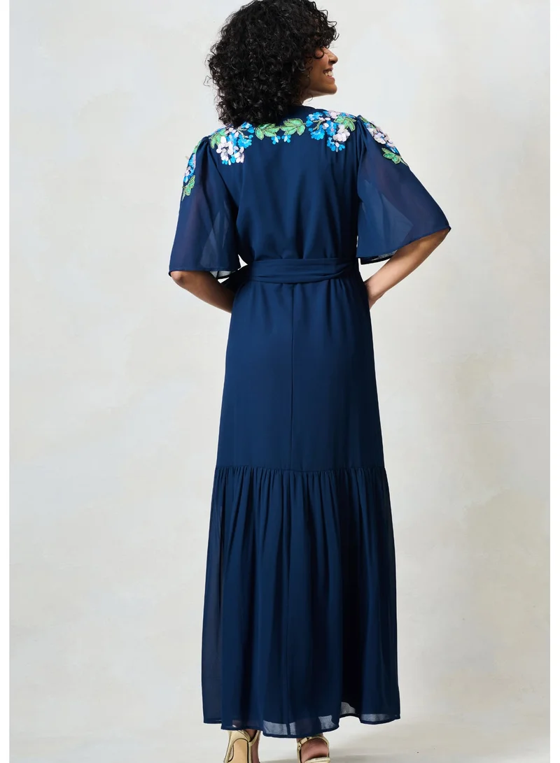 هوب اند ايفي فستان ماكسي ملفوف بأكمام فراشة مزين بحزام خصر