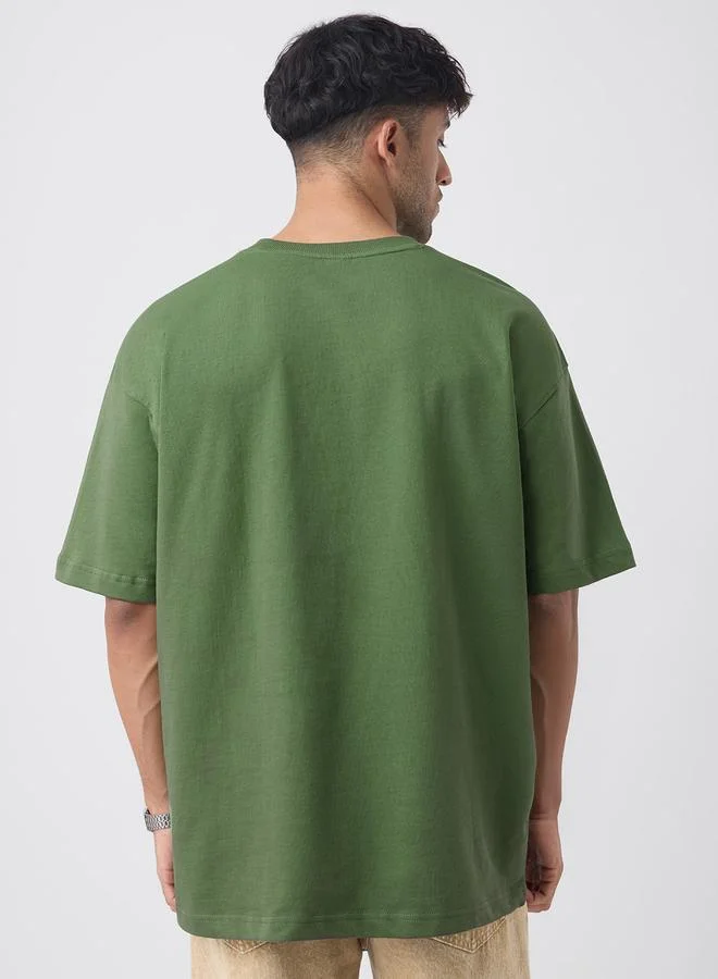 ذا سوليد ستور تيشيرت مطرز بقصة واسعة