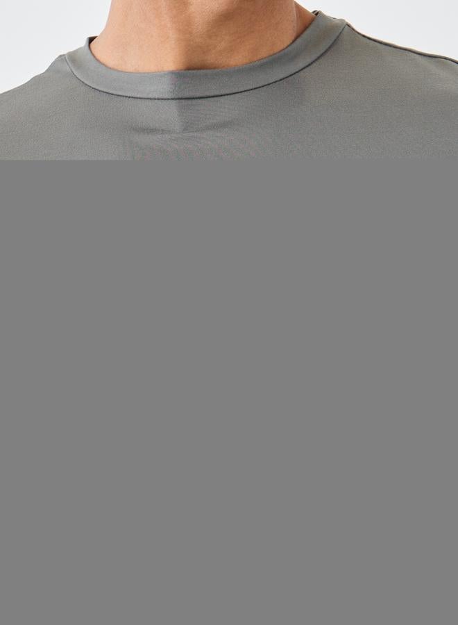 تايك تو تيشيرت بطبعة شعار   بياقة مستديرة وقصة عادية