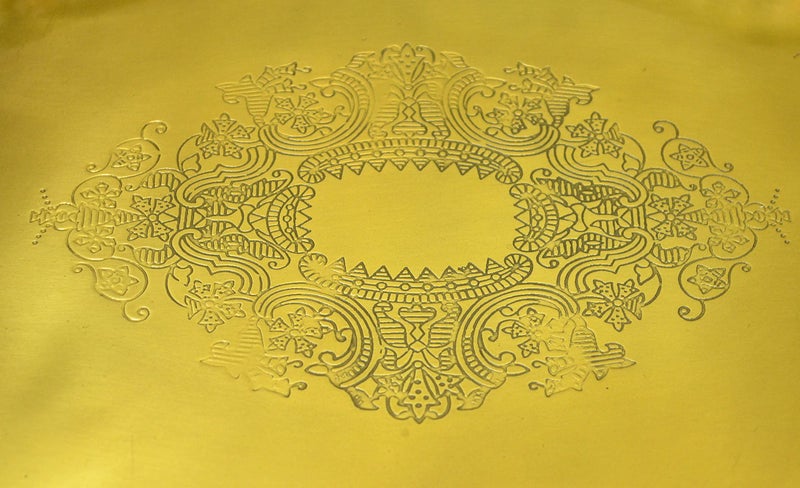 Tangerine صينية تقديم برونزية بتشطيب غير لامع مع تصميم مقطوع بيضاوي (15 بوصة) - Image 4