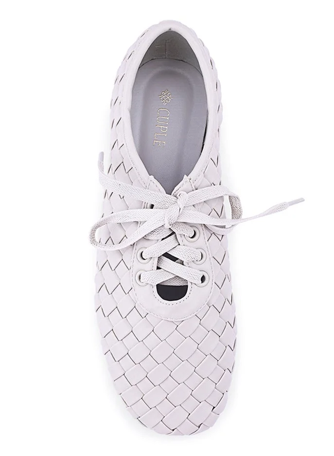 Cuple Comfortable flat shoes made for daily style.
