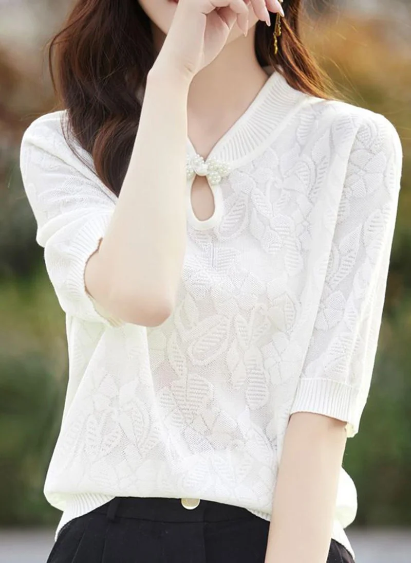 يونيكي White  V-Neck T-shirt