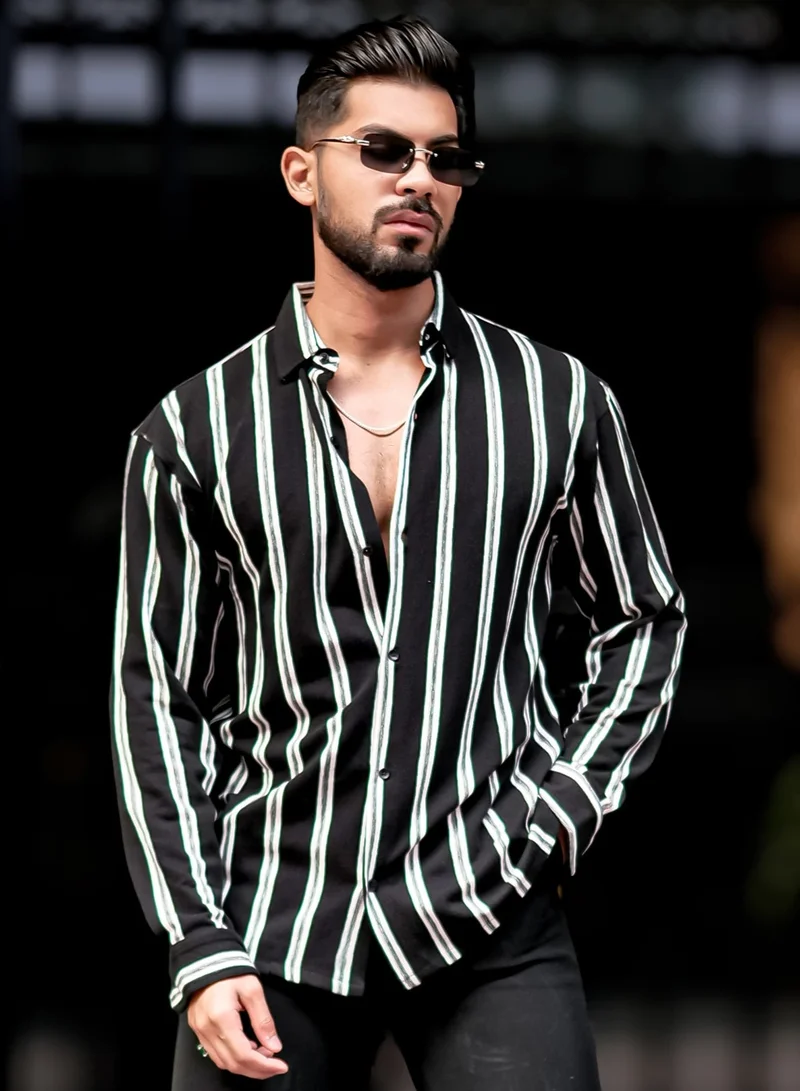 مانياك قميص رجالي مخطط عمودي بأكمام كاملة من نسيج تيري أسود بقصة ضيقة