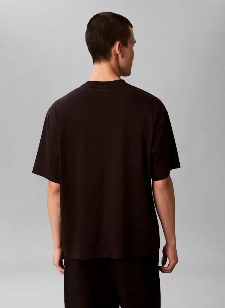 كالفن كلاين تيشيرت بياقة دائرية مزين برسمة