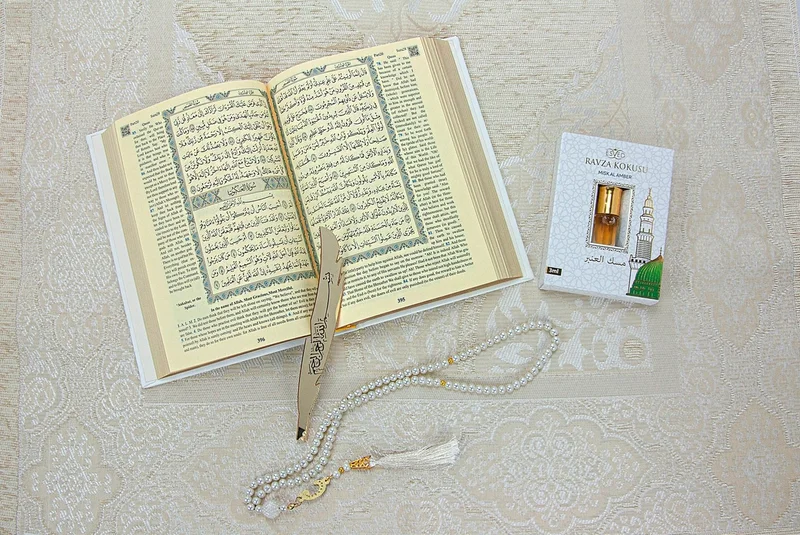 İhvan Online Ihvan Online Quran with English Translation Medina Calligraphy and Prayer Rug Set White