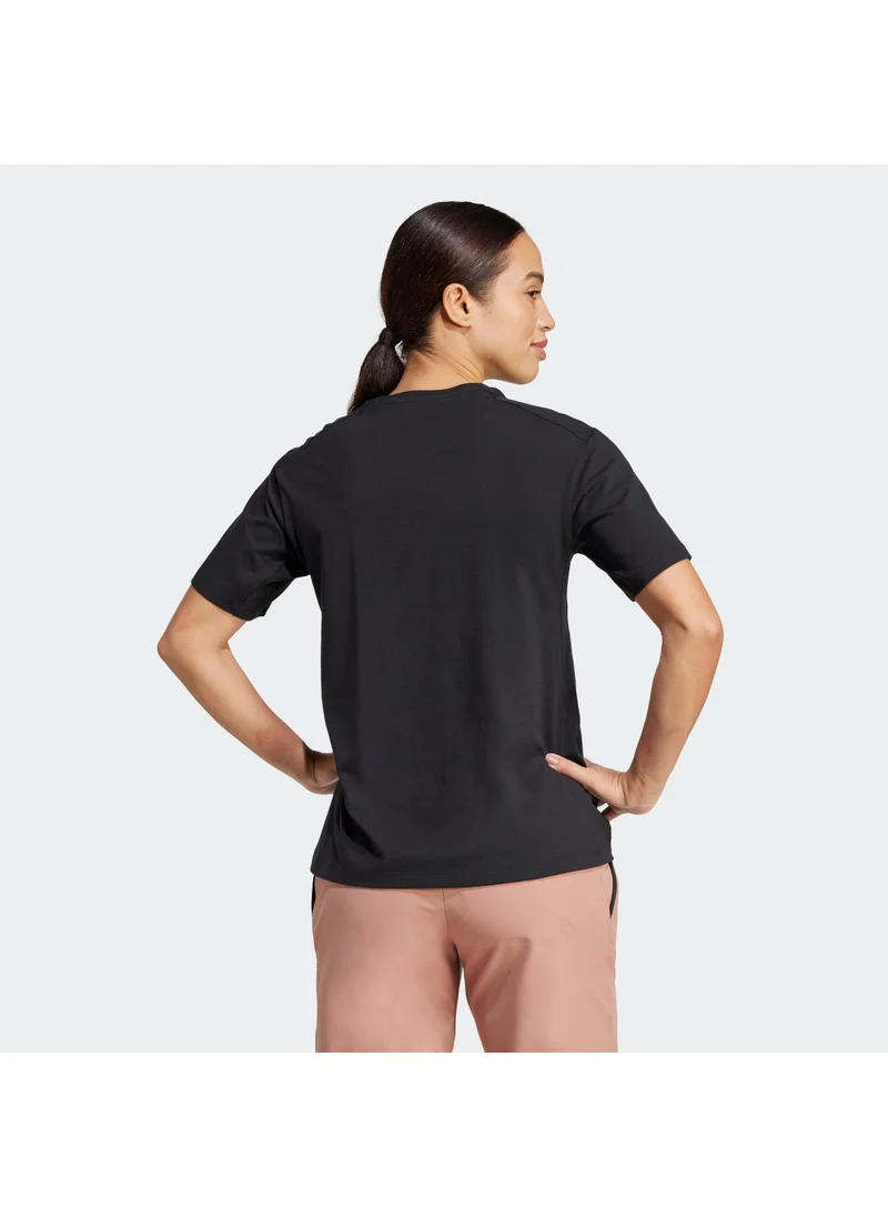 adidas تيشيرت   بشعار أسود بأكمام قصيرة للنساء