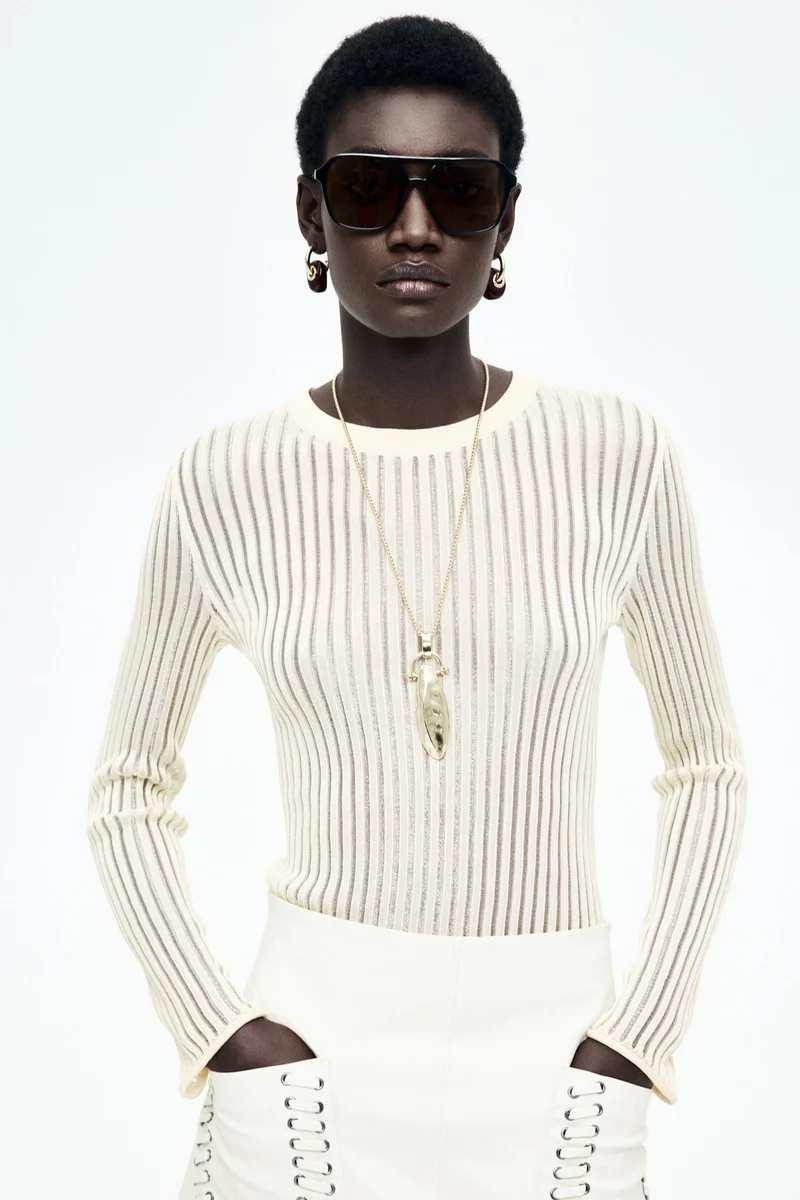 اتش اند ام بلوزة من خامة مرنة وشفافة