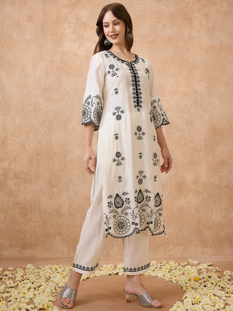 جلو باص طقم نسائي 글로بس مطرز بالزهور بأكمام الجرس وحافة مقلمة مع بنطلون مستقيم