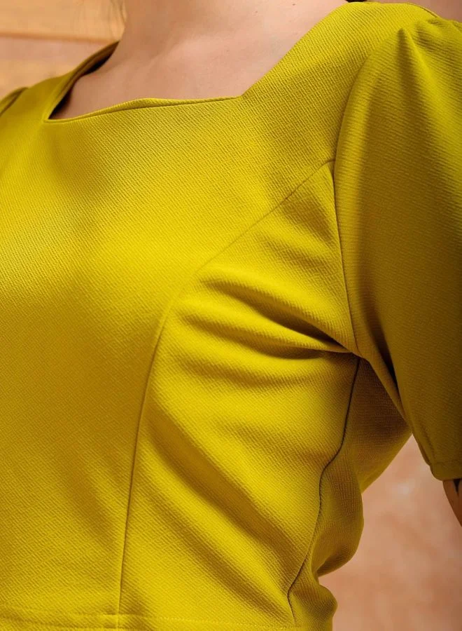 مرفوعة Women Regular Fit Solid Square Neck Short Sleeve Crop Top