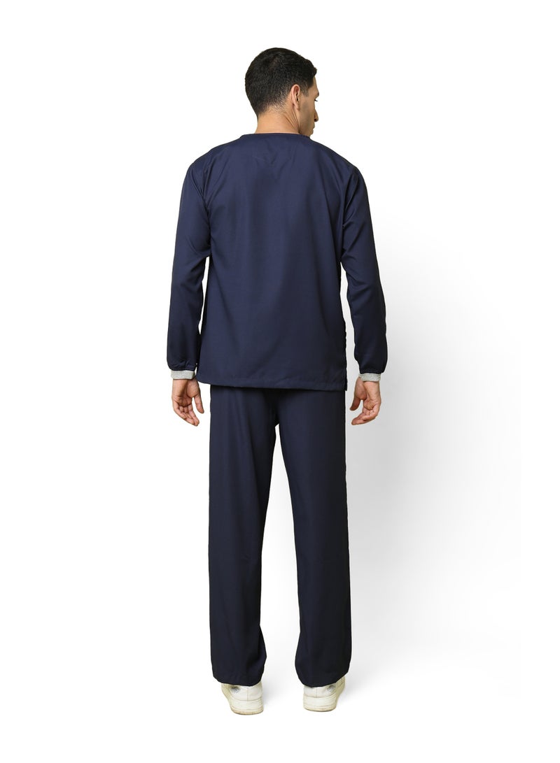 KNYA طقم ملابس طبية للرجال من KNYA Active بأكمام طويلة وخمسة جيوب | طقم من قميص وبنطال | ياقة على شكل حرف V | قماش مسموح به بالهوية | مريح | متين | الزي الموحد للأطباء والممرضين وأطباء الأسنان (مقاس 2XL لون، كحلي) - Image 2