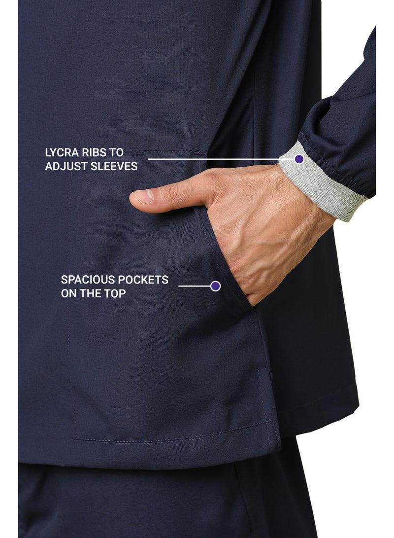 KNYA طقم ملابس طبية للرجال من KNYA Active بأكمام طويلة وخمسة جيوب | طقم من قميص وبنطال | ياقة على شكل حرف V | قماش مسموح به بالهوية | مريح | متين | الزي الموحد للأطباء والممرضين وأطباء الأسنان (مقاس 2XL لون، كحلي) - Image 3