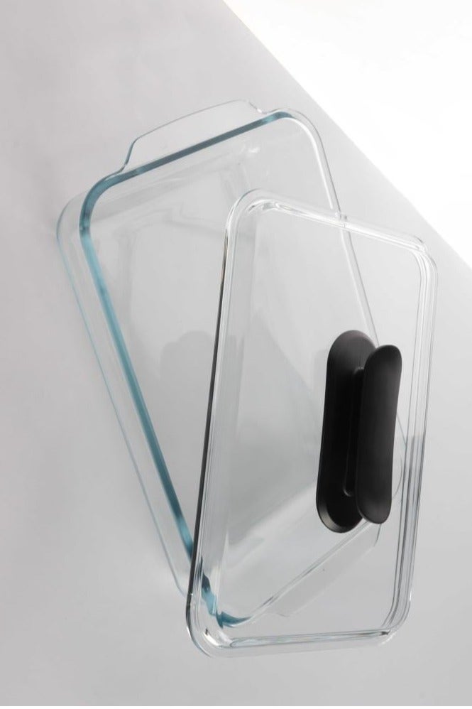 A luxurious touch to your table – a clear rectangular tray with an elegant glass lid and a comfortable heat-resistant handle.