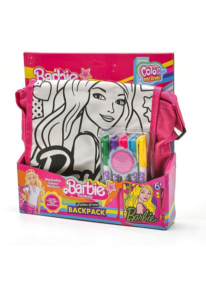 مجموعة شنطة كروس باربي الملوّنة! 🎨   ٥ ألوان لتلوين وتصميم رسوماتك الخاصة ✨   شنطة قابلة للتعديل بإبداعك، هدية رائعة للبنات من ٦ لـ ٩ سنين 💖