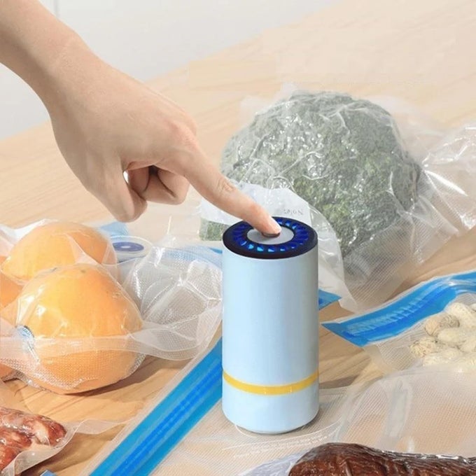HANDHELD VACUUM SEALER MACHINE AUTOMATIC FOOD VACUUM PUMP SOUS VIDE VACUUM SEALER PORTABLE VACUUM SEALER MACHINE FOR VACUUM FOOD FRUITS STORAGE AND PRESERVATION KITCHEN USE