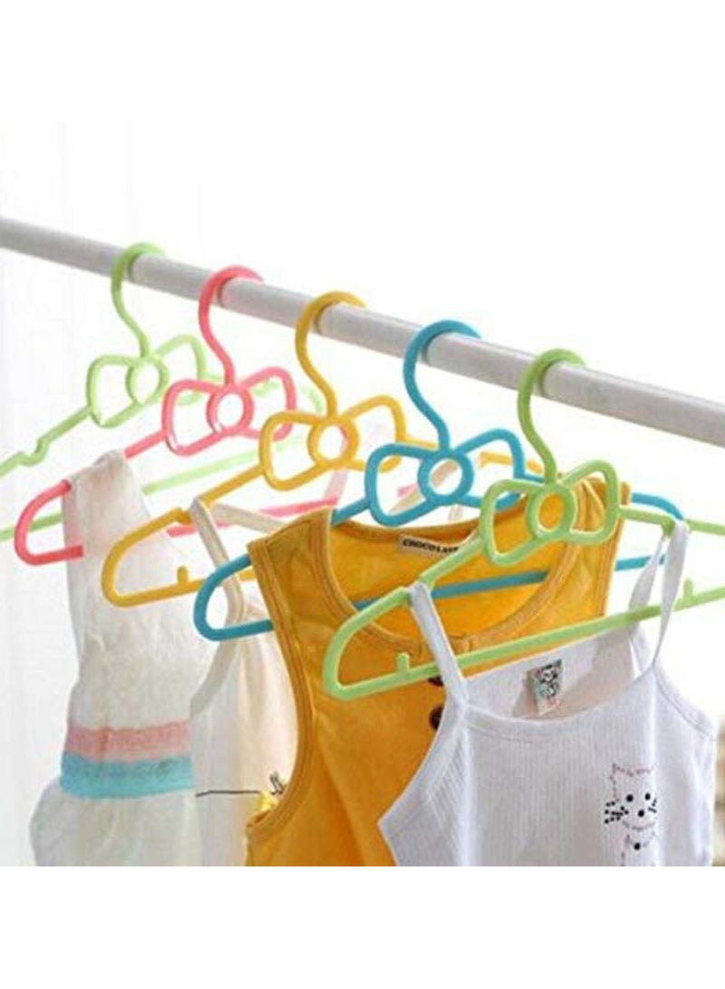 أورتوك 12 قطعة من الشماعات البلاستيكية شديدة التحمل، شماعات ملابس مع خطافات غير قابلة للانزلاق، شماعات منزلية موفرة للمساحة لتنظيم الخزانة، القمصان، السراويل، المعاطف، التنورة، الفستان، شماعات ملابس خزانة الملابس 41.5 سم - Image 4