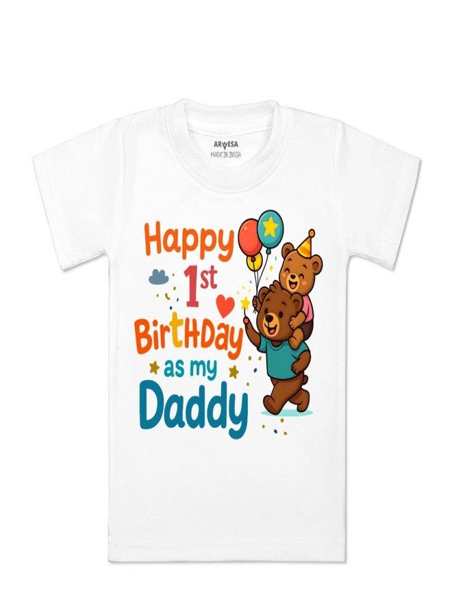 أرفيسا تيشيرت ARVESA Happy First Birthday As My Daddy TS-1837 للأطفال من الجنسين، بأكمام نصفية ورقبة دائرية، متوفر باللون الأبيض الكلاسيكي، مناسب للأطفال من عمر شهر إلى 6 سنوات. - Image 1