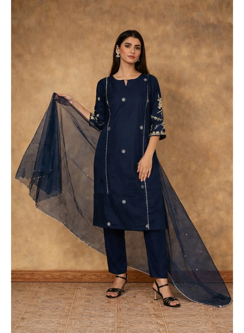 باناش برييا PRIYA'S PANACHE طقم كورتا وبنطال من الحرير باللون الأزرق الجريء مع دوباتا من الأورجانزا.