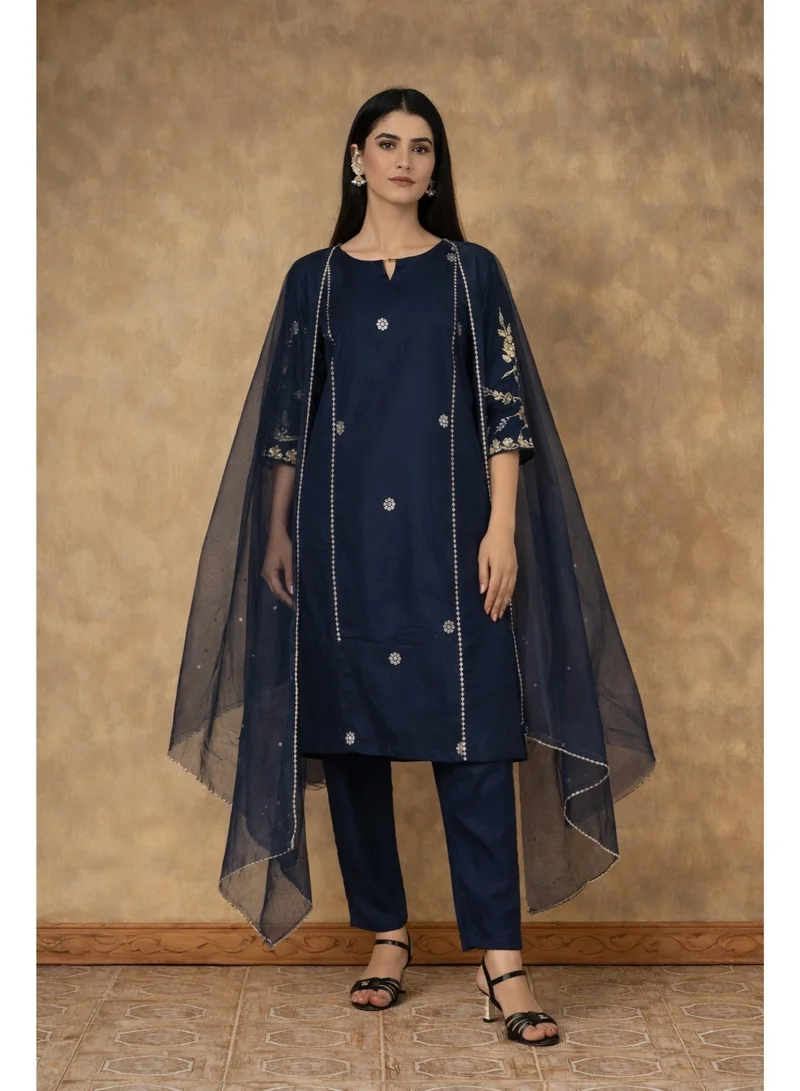 باناش برييا PRIYA'S PANACHE طقم كورتا وبنطال من الحرير باللون الأزرق الجريء مع دوباتا من الأورجانزا.