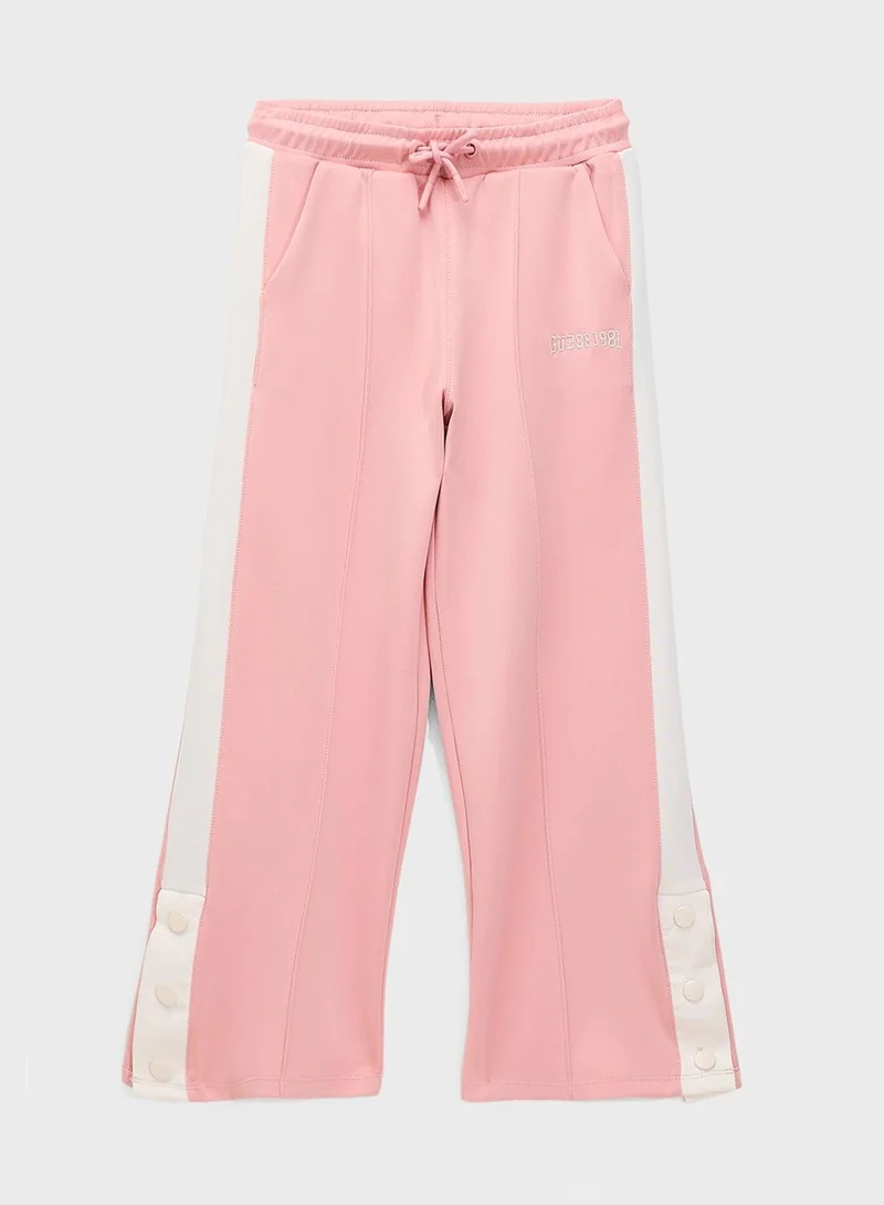 جس بنطلون رياضي مخطط بشعار للأطفال