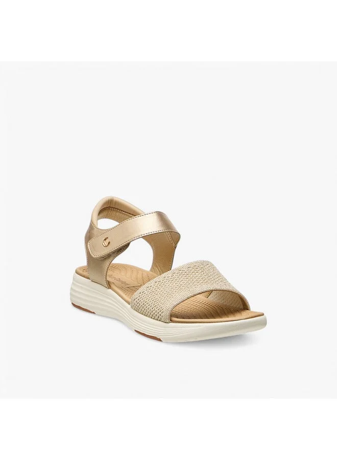 لو كونفورت صنادل نسائية بنسيج مع إغلاق بخطاف وحلقة