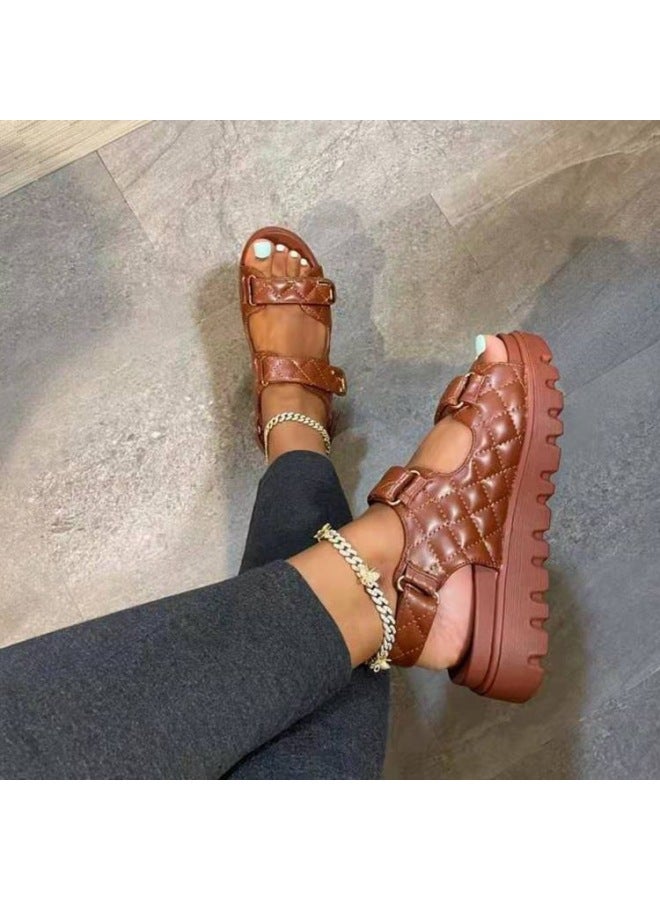 سوجو أحذية الشاطئ النسائية بحجم كبير بأسلوب جديد صغير مقاس أوروبي وأمريكي، صندل سميك منخفض برقعة مربعات وقفل لاصق - Image 1