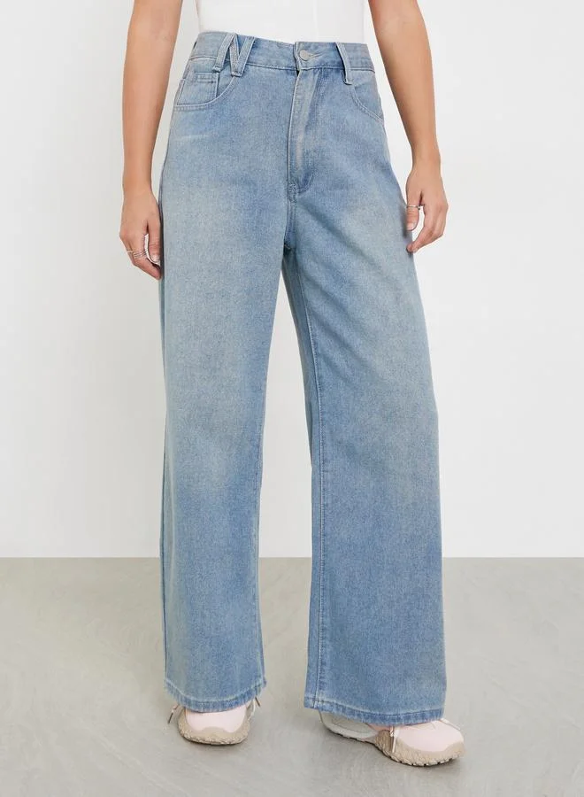 ستايلي جينز بأرجل واسعة وخصر عالي مع تفاصيل باهتة