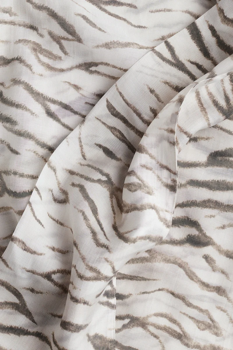 اتش اند ام بلوزة مزينة بطبعات مع ربطة على القبة