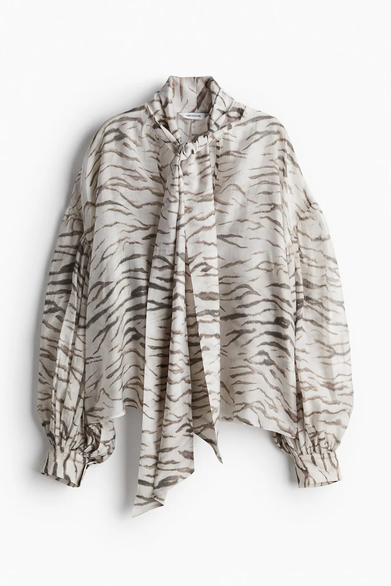 اتش اند ام بلوزة مزينة بطبعات مع ربطة على القبة