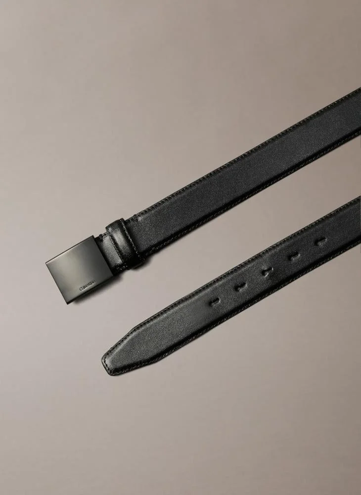 CALVIN KLEIN TITLECASE PLAQUE allocated hole belt