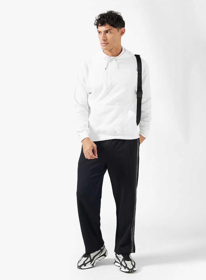 سفنتي فايف بيسيكس بنطلون رياضي مخطط بنمط باندانا بقصة مريحة - Image 2